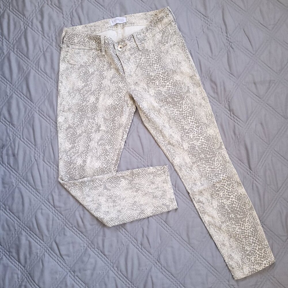 New Express Women's off-white and gray snake skin print jeans